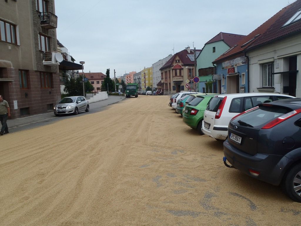 V Přešticích se vysypalo obilí na půl kilometru silnice