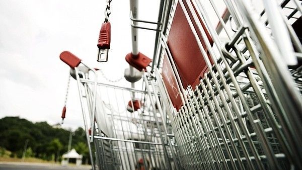 obrázek: Mladík si nastrkal do tašky ústní vodu za třináct stovek 