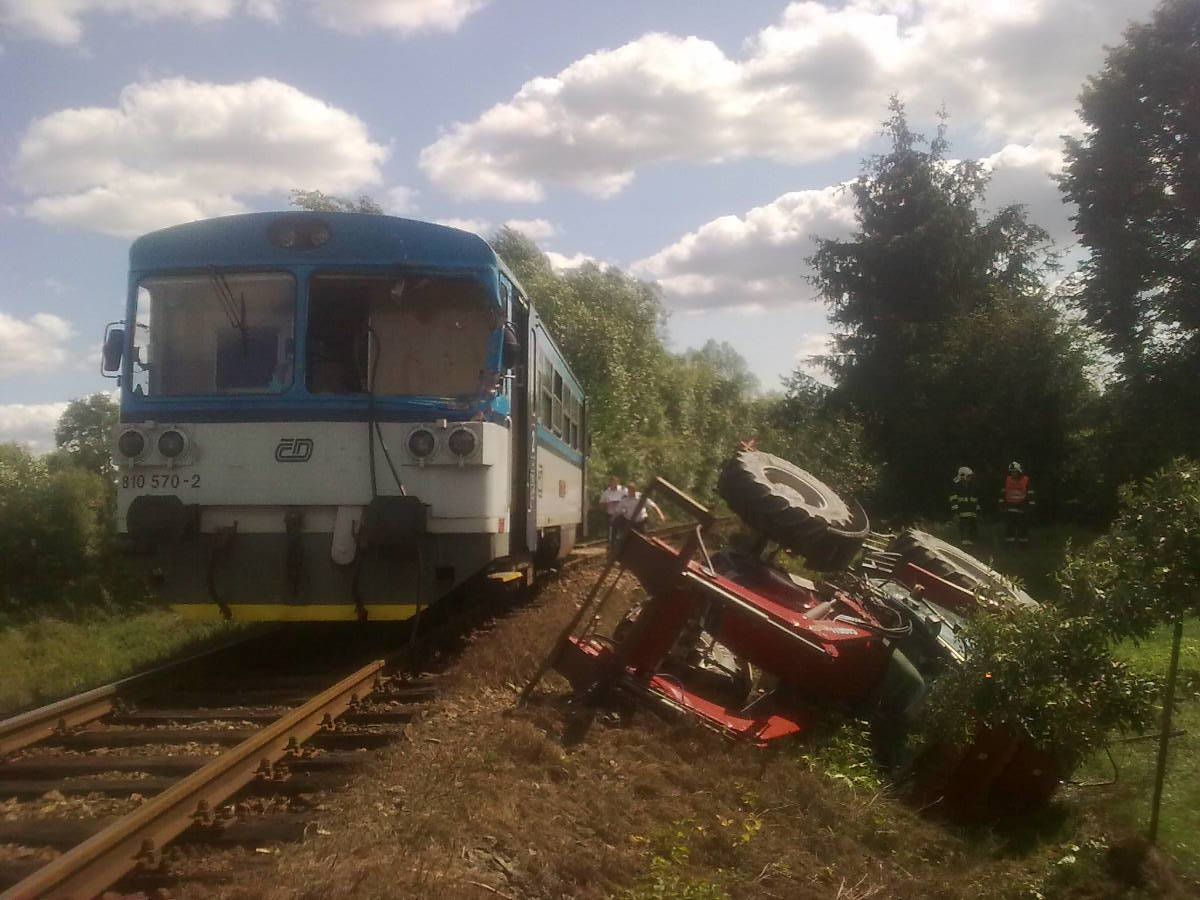 V Třebčicích se srazil na přejezdu vlak s traktorem, dvě lehká zranění