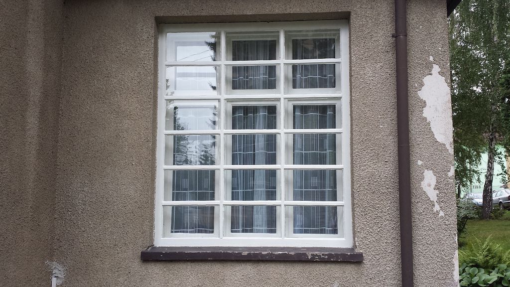 V Třemošné ukradli plastové okno