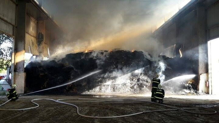 Ve Ctiboři shořela ocelokolna plná sena, škody přesáhnou 3,5 milionu 
