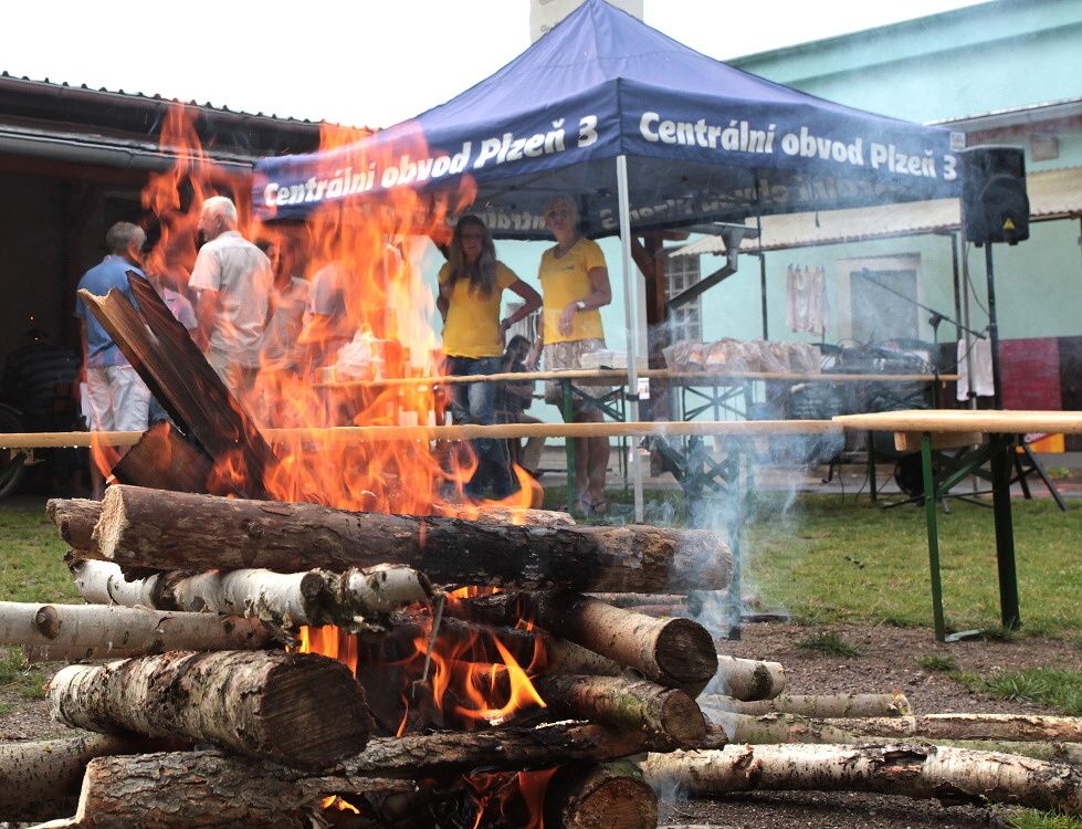 obrázek: Ve Skvrňanech desítky lidí opékaly buřty se starostou a místostarostou  