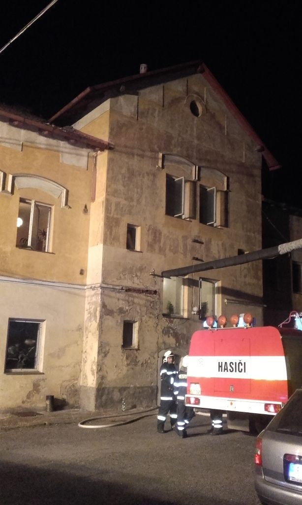 Ve Stodě hořela rozpouštědla, hasiči evakuovali pět lidí