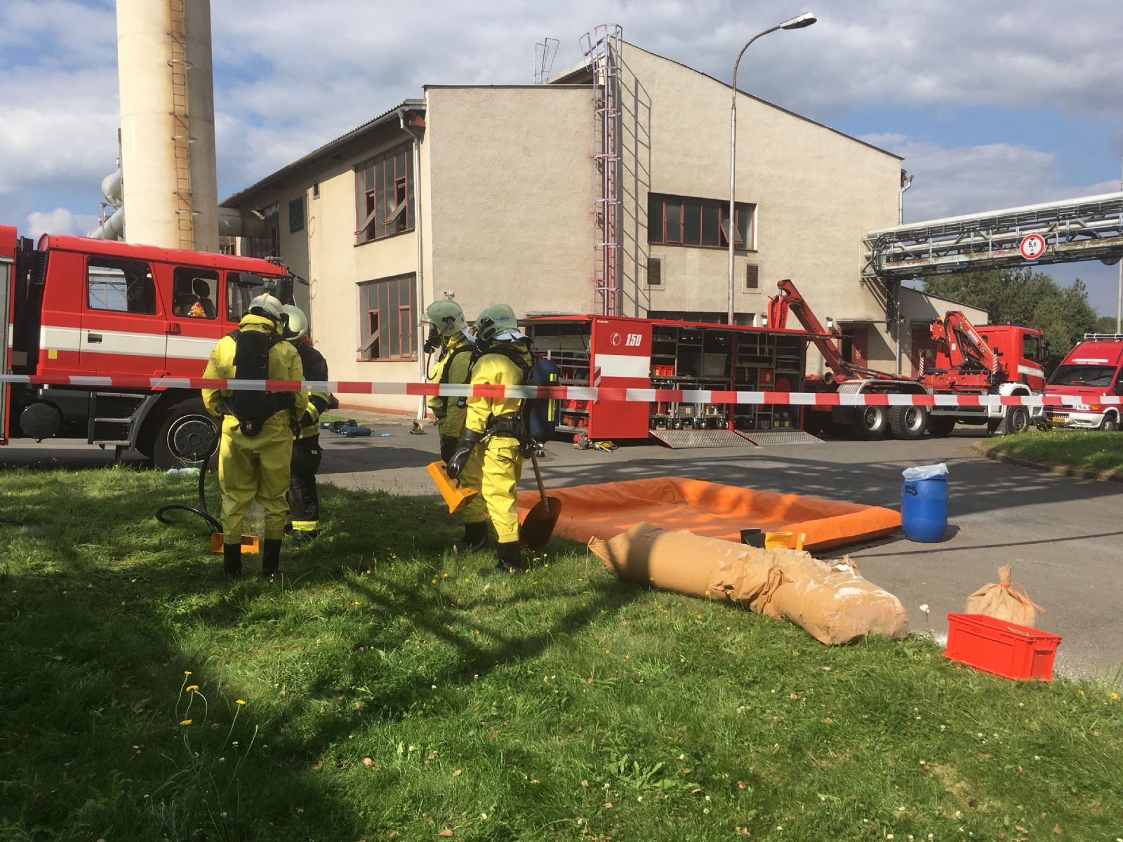 obrázek: Ve stříbrské mlékárně vytekla kyselina, čtyři zaměstnanci skončili v nemocnici