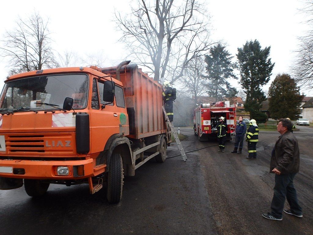 Ve Svinné hořel popelářský kuka vůz