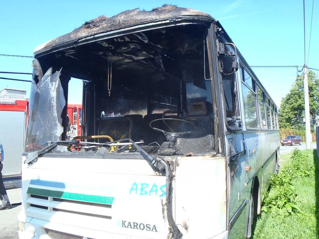 Autobus měl srazit chodkyni, upadla opilá sama 
