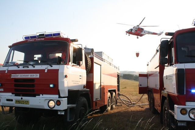 Velký požár u Horního Hradiště má opět na svědomí zemědělský stroj 