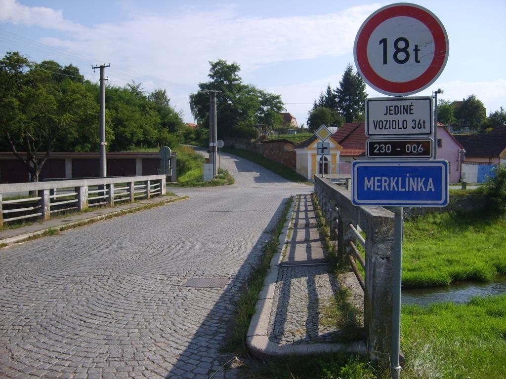 obrázek: Z mostu u Borov ukradli svodidla