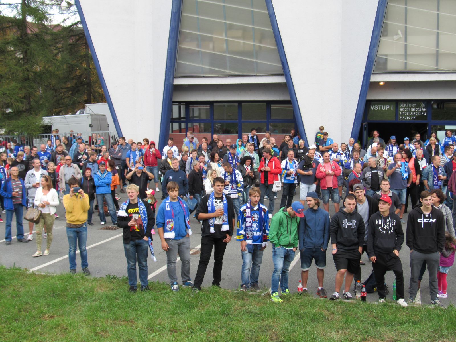 Za HM Arénou funguje zóna pro fanoušky. Před Litvínovem zahraje Extraband Revival a podepíše se Tomáš Pitule