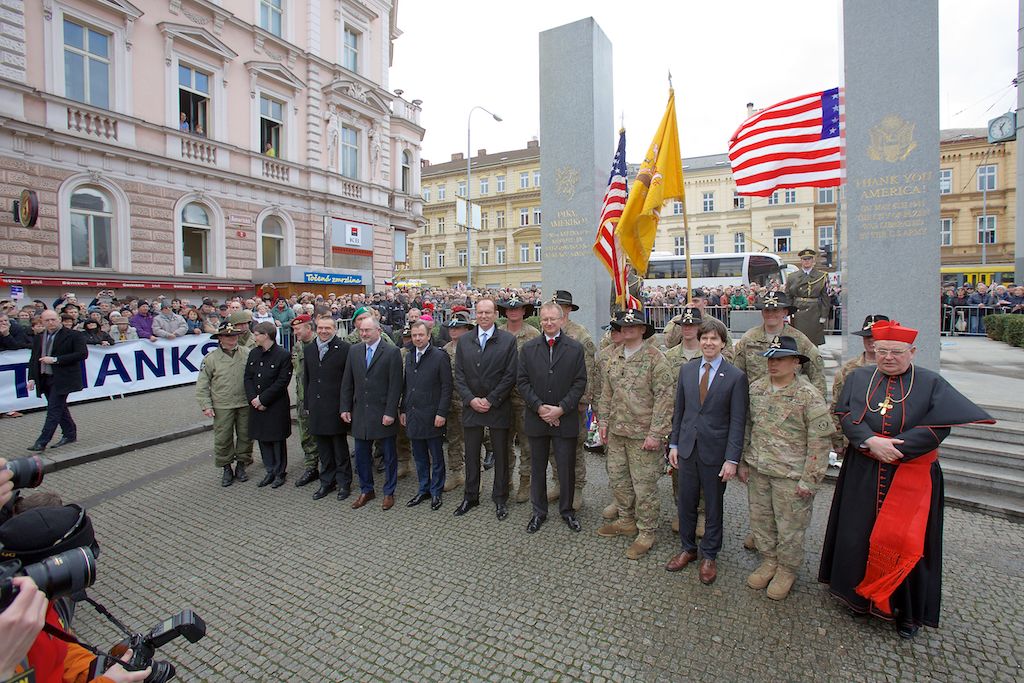 obrázek: Američané navštívili Plzeň, vítaly je davy lidí. Konvoj projede ve středu 