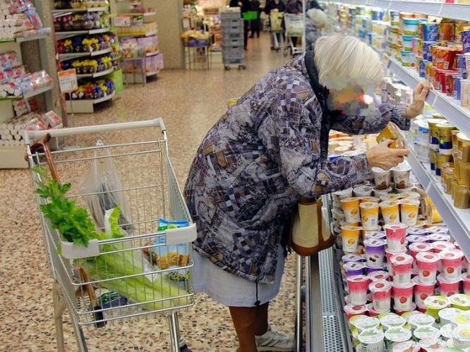 Zloděj seniorce obratně ukradl kabelku i s důchodem