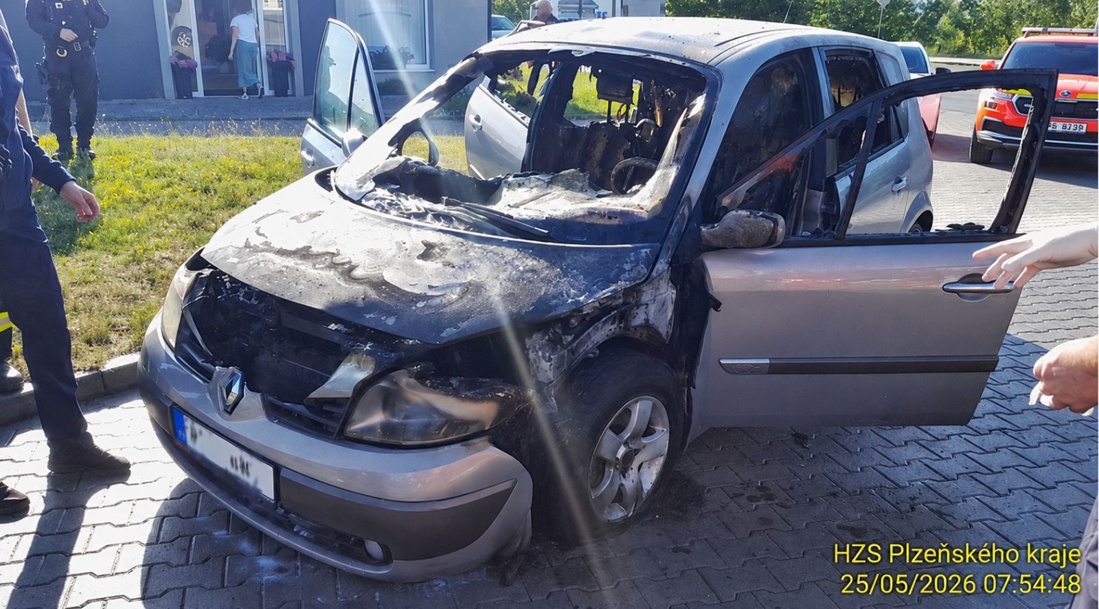 obrázek: Auto začalo hořet přímo u čerpací stanice v Plzni. Řidička stihla utéct včas