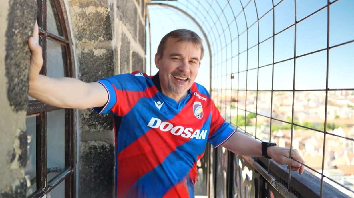 Biskup Holub vyběhl věž katedrály za 1:53. Teď vyzývá Plzeňany, aby ho porazili