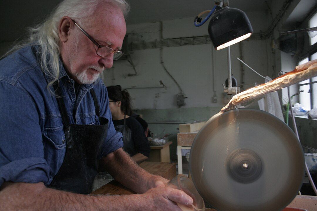 Brusič skla Gabriel Hájek (*82) získal prestižní ocenění Plzeňského kraje