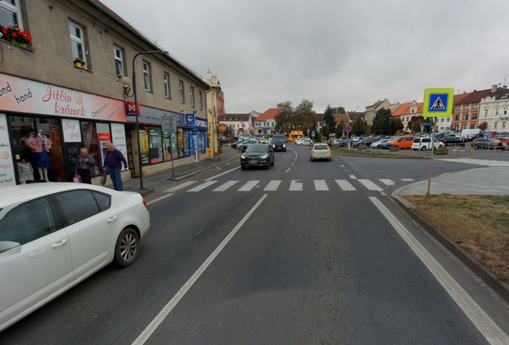 Chodkyně zemřela po střetu s nákladním autem na přechodu v Přešticích