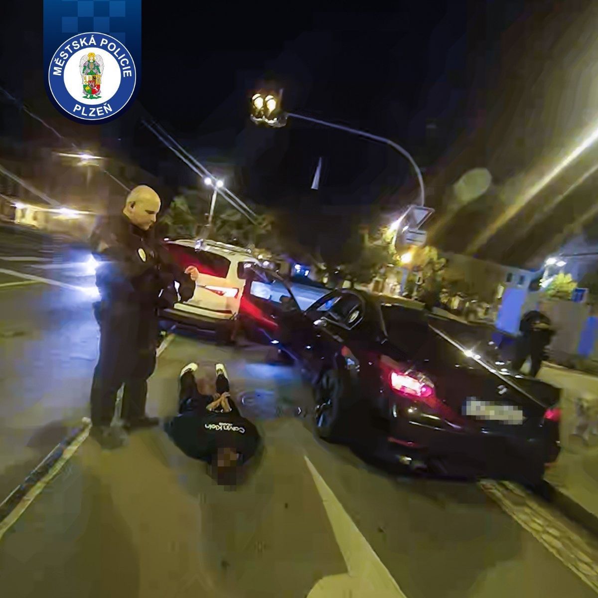 Chtěl si vyzkoušet honičku se strážníky. Řidič BMW bez papírů uháněl Plzní 110 km/h