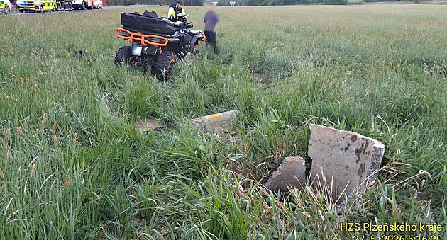 Čtyřkolkář na Klatovsku přehlédl betonovou skruž. Po nárazu ho do nemocnice transportoval vrtulník