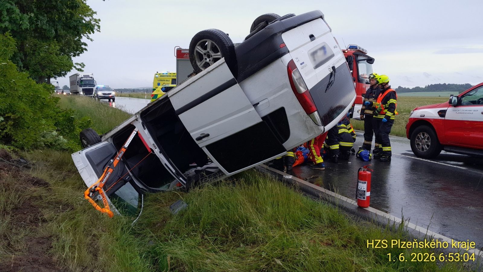 Dodávka na Tachovsku narazila do stromu a skončila na střeše. Tři lidé se zranili