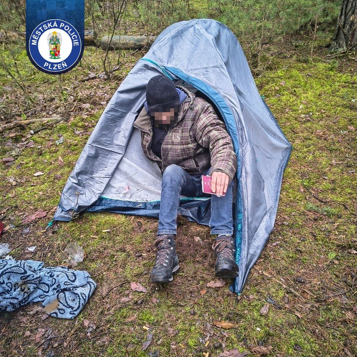 Drama v Bolevci, strážníci našli ve stanu muže na pokraji vyčerpání