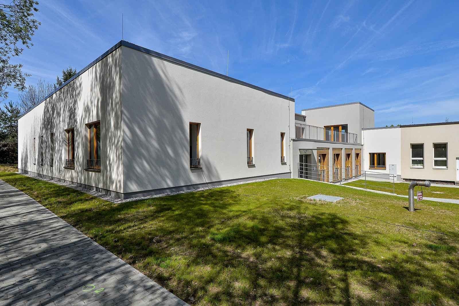 Dům proslavený Jakešovým projevem má novou tvář. Plzeň z něj udělala nájemní byty
