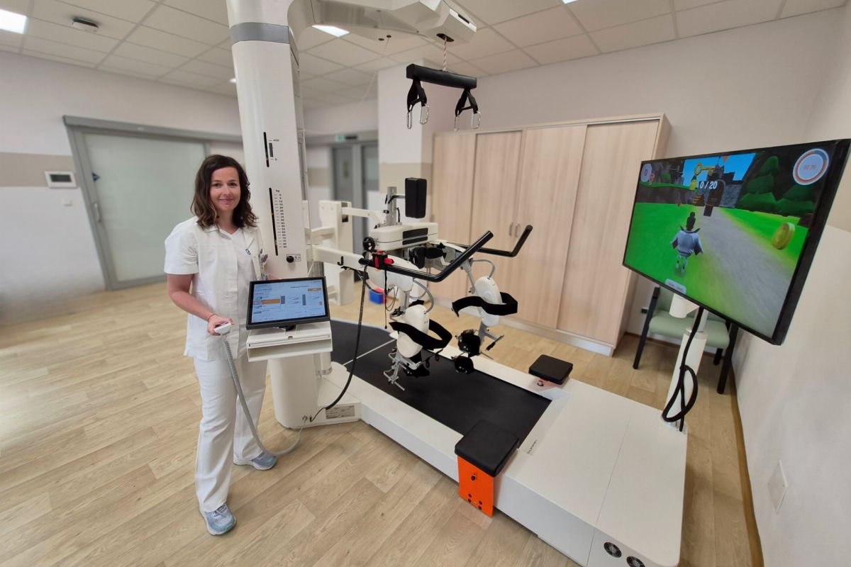 FN Plzeň posouvá rehabilitaci do budoucnosti. Nový robot učí pacienty znovu chodit