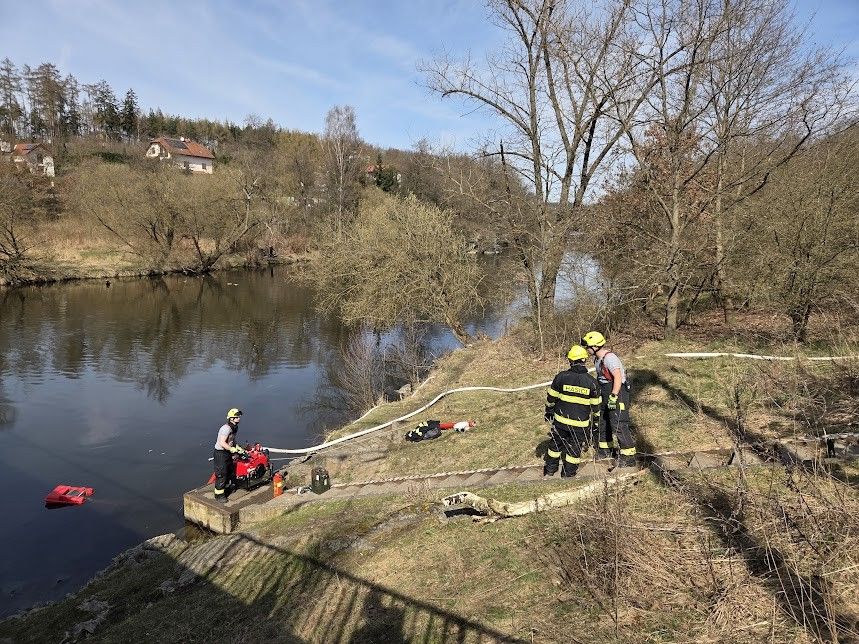 Hasiči z Doubravky trénovali zásah u Chlumu s dopravou vody přes kilometr