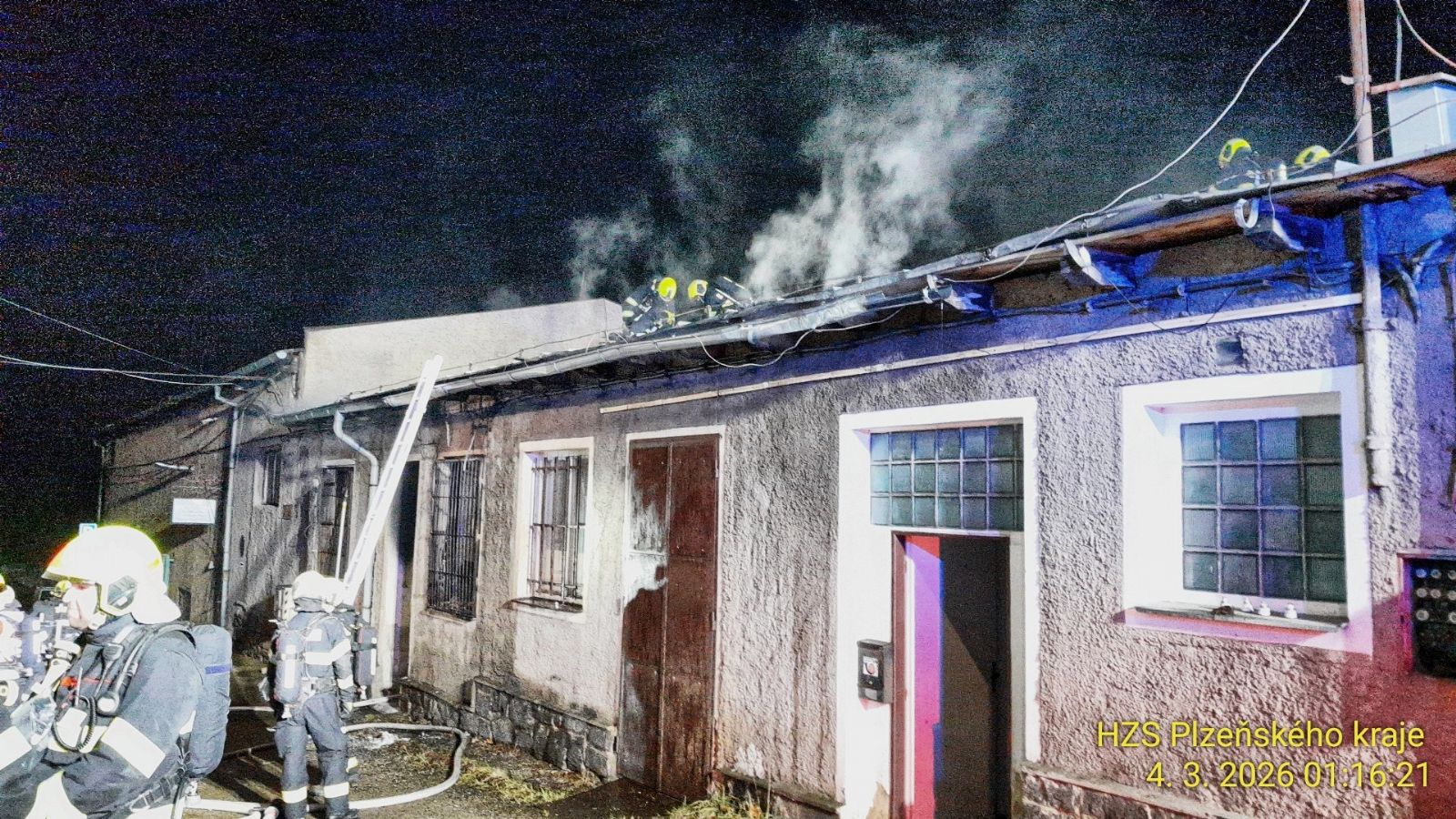 Hořelo v Jateční ulici. Čtyři lidé se nadýchali kouře, škoda je půl milionu