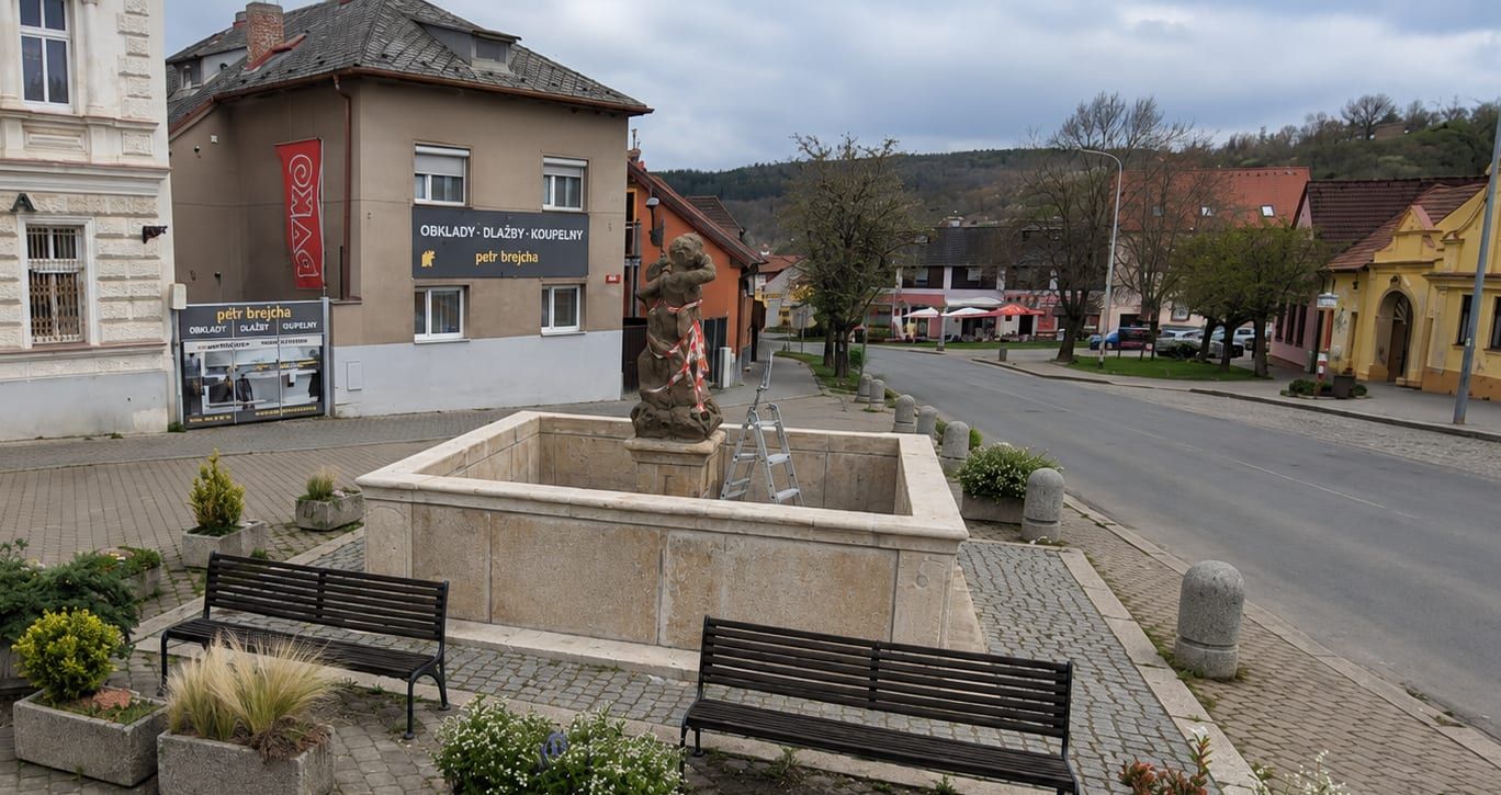 Kašna ve Starém Plzenci prochází obnovou. Památka na Masarykově náměstí stojí už téměř 170 let