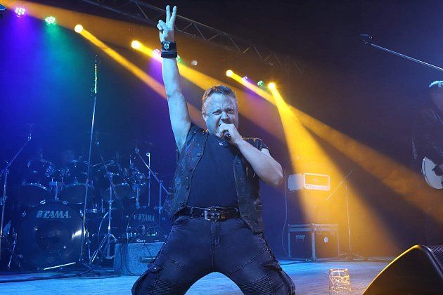 Klatovští strážníci ponesou rakev rockera Karla Babky při pohřbu 10. ledna