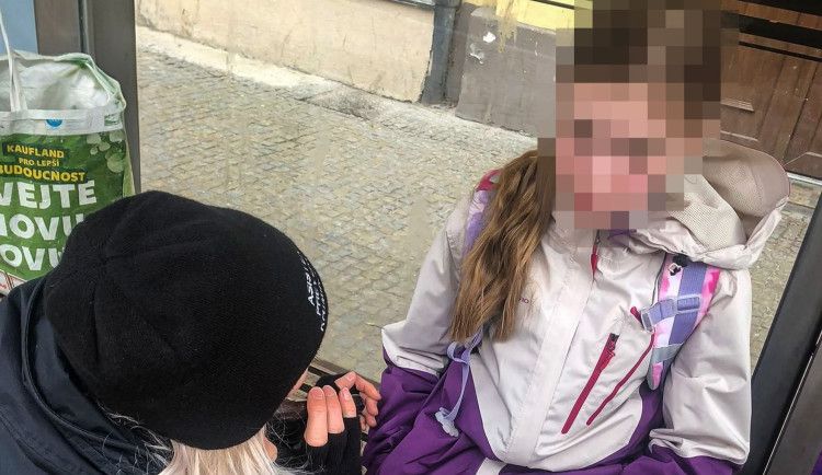 Kolaps malé dívky na zastávce Mrakodrap vyděsil okolí. Pomoc přivolali asistenti městské policie