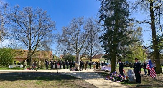 Křimice uctily oběti válek i americké letce. Pieta připomněla duben 1945