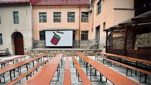 Letní kino v Nepomuku přesunuto na nádvoří Městského muzea. Promítá každý srpnový čtvrtek