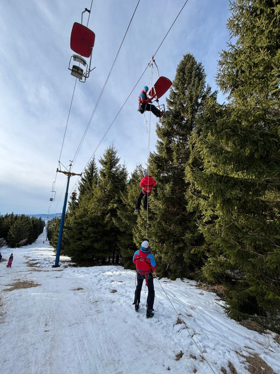 Matka s dcerou uvízly na lanovce, sundali je horští záchranáři