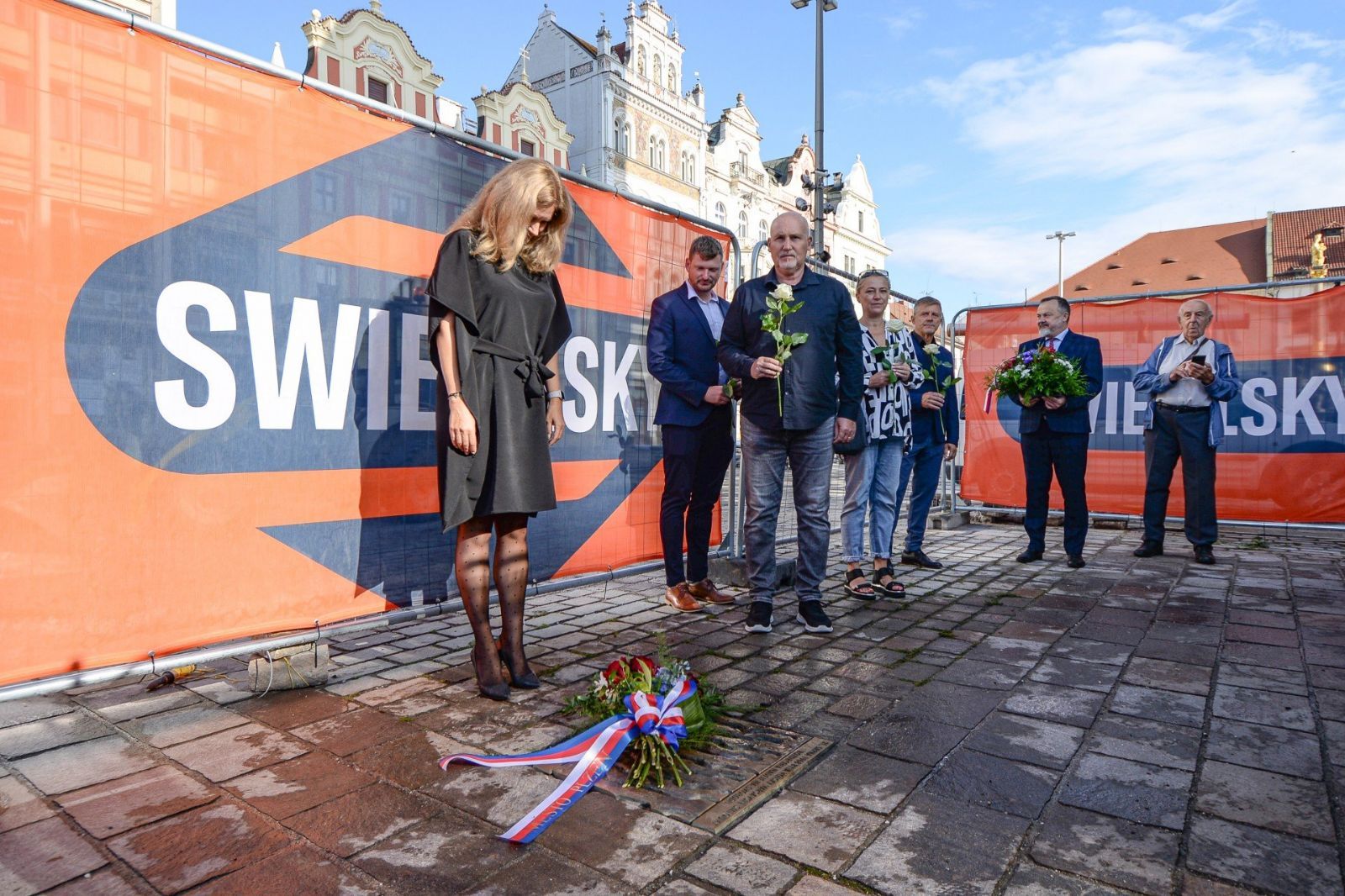 Město kvůli výročí okupace posunulo plot. Lidé nosili květiny k pamětní desce