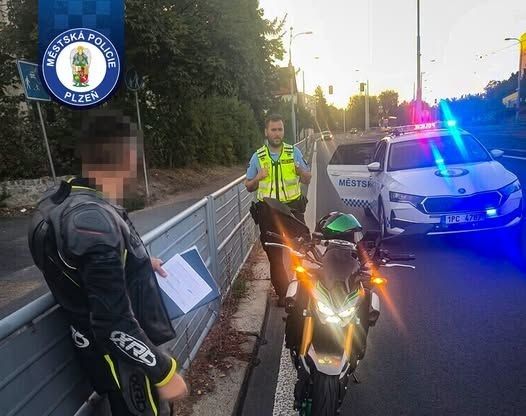 Motorkář se řítil Karlovarskou ulicí v Plzni rychlostí 120 km/h, hrozí mu pokuta i zákaz řízení   