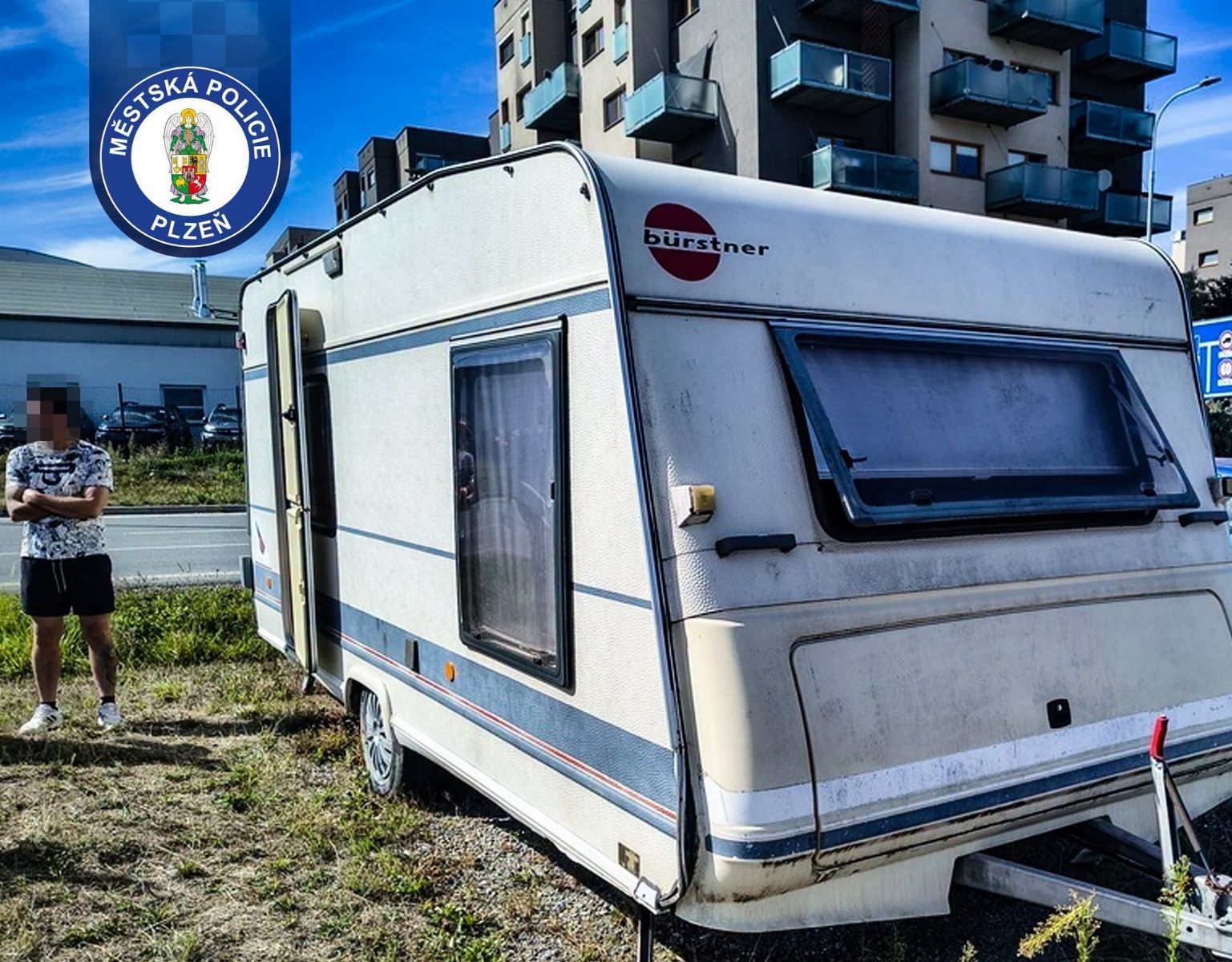Muž čtyři dny přebýval v cizím karavanu. Našel ho majitel v ulici U Velkého rybníka