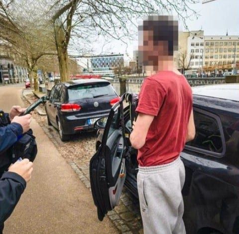 Na invalidech stát neměl, za volantem být neměl. Test pak ukázal i drogy