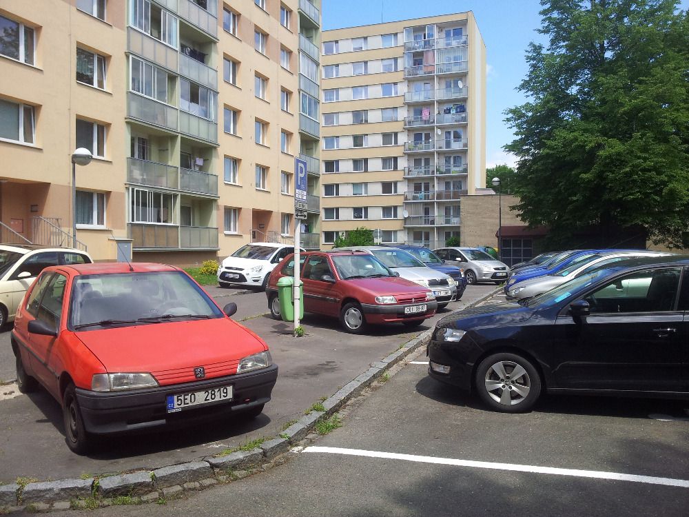 Na Lochotíně roste spor o parkování. Místa pro 400 aut ohrožuje nová výstavba