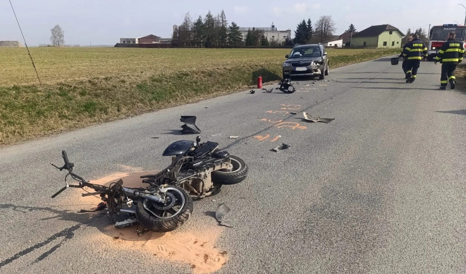 Na severním Plzeňsku se čelně srazil skútr s autem, řidiče transportoval vrtulník