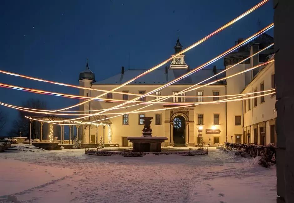 Nádvoří zámku Zbiroh bude po celý únor patřit světlu