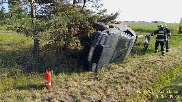 Nehoda u Pernarce: Mladá řidička narazila do stromu