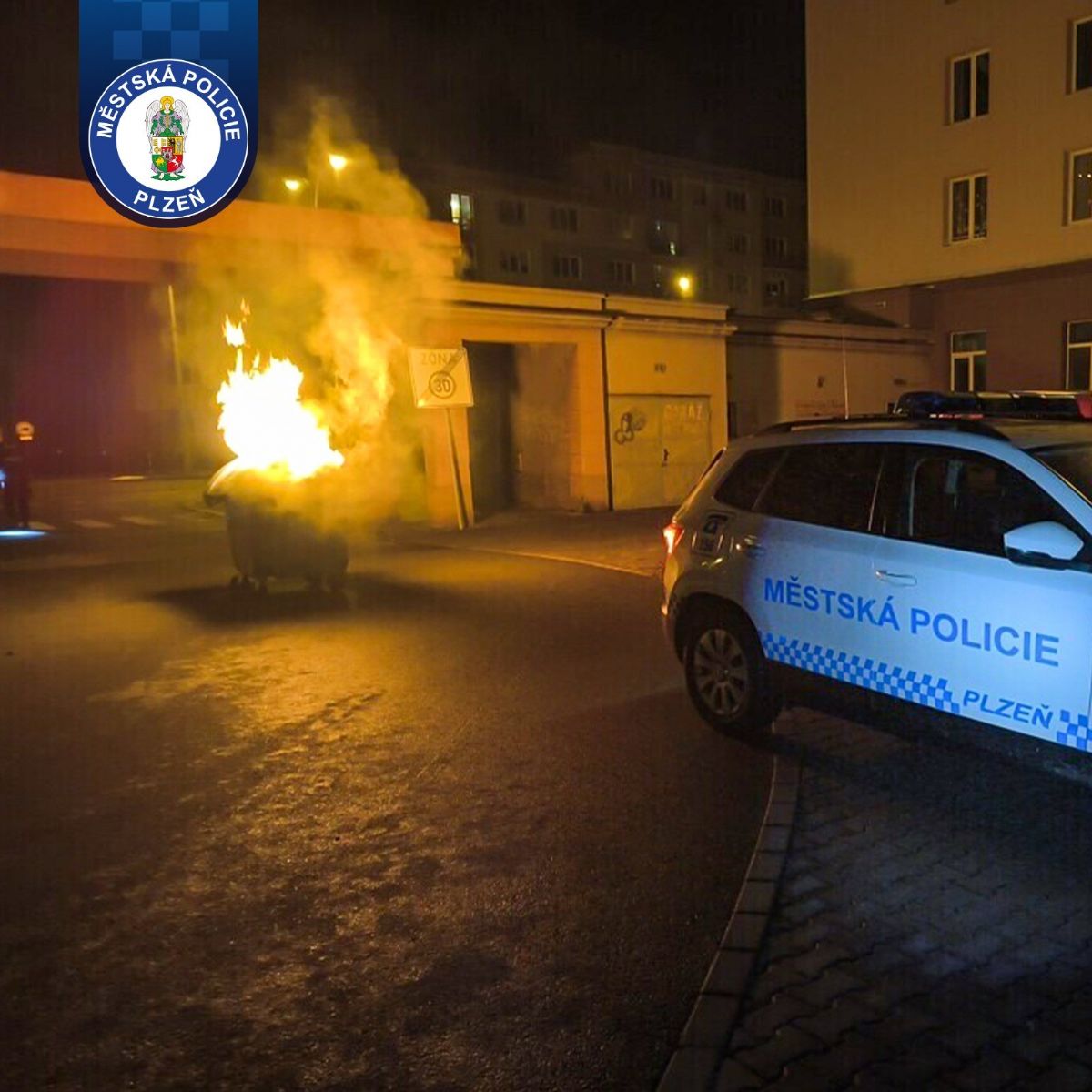 Noční požár kontejneru na Slovanech. Náhoda, nebo pokračující žhářské útoky?