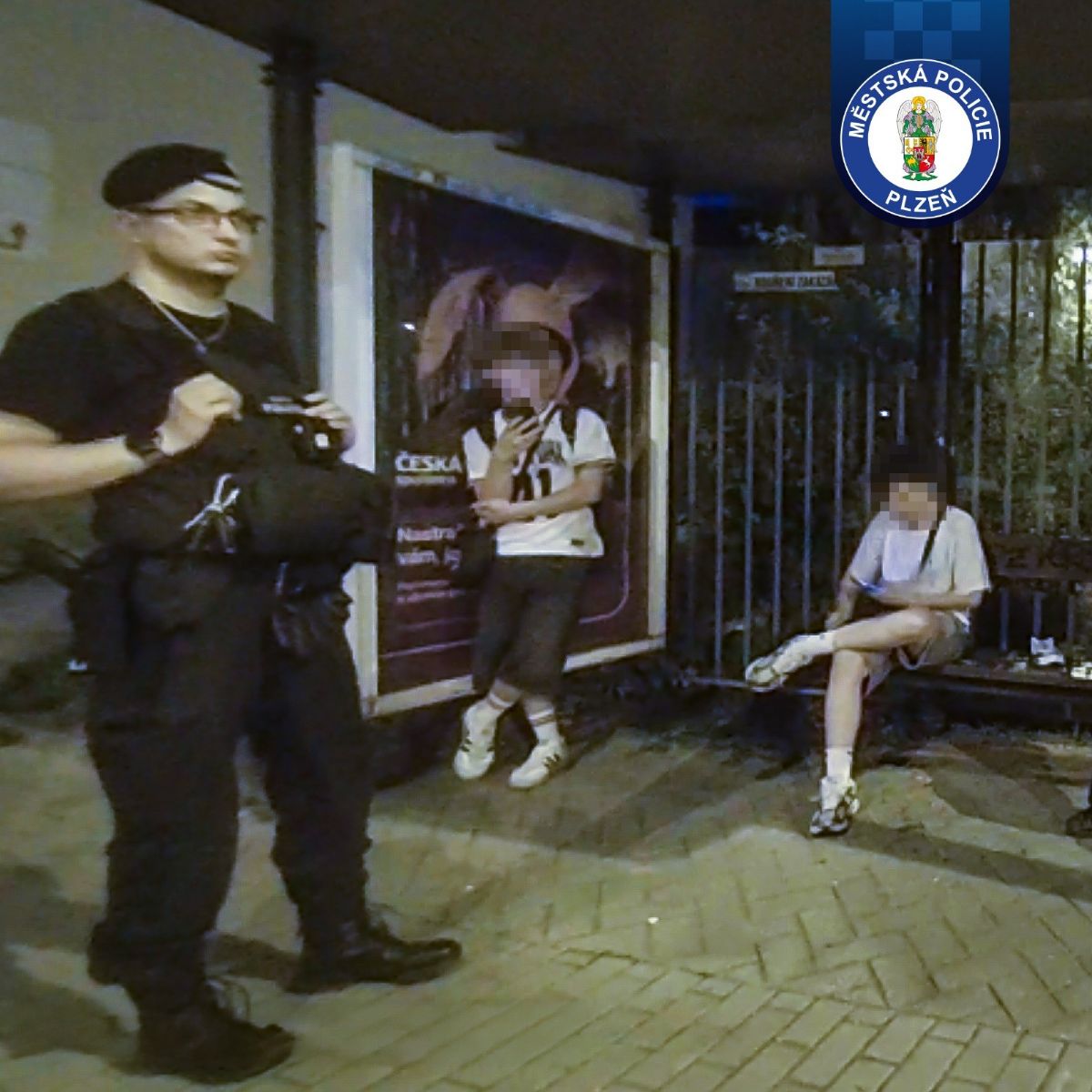 Opilí mladiství na zastávce v Plzni. Šestnáctiletý chlapec nadýchal přes dvě promile