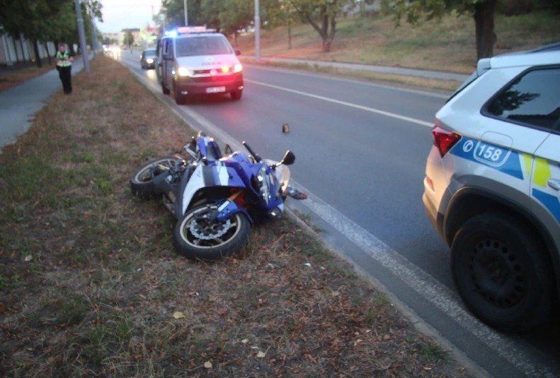 Opilý motorkář v Plzni ujížděl policii a zastavil až po zablokování, měl 2,5 promile