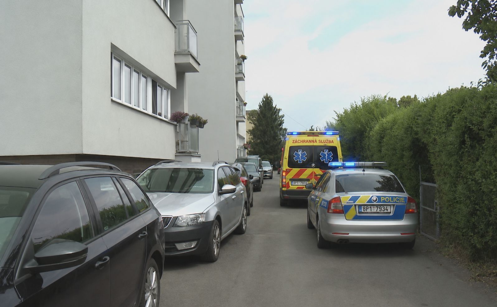 Opilý muž s nožem ohrožoval záchranáře v Plzni. Posádka se musela zamknout v pokoji