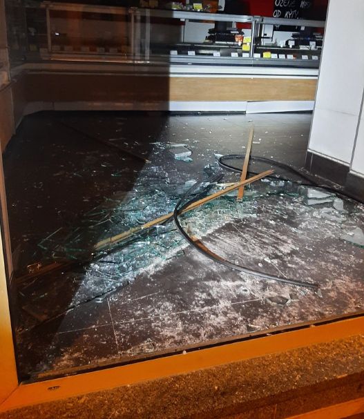 Opilý vztekloun řádil v centru Plzně. Rozbíjel auta i výlohy obchodů