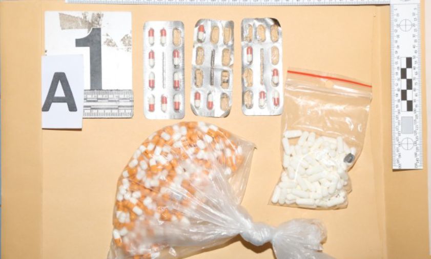 Pervitin vařil s partnerkou. Policie v Plzni odhalila pár podezřelý z výroby drog