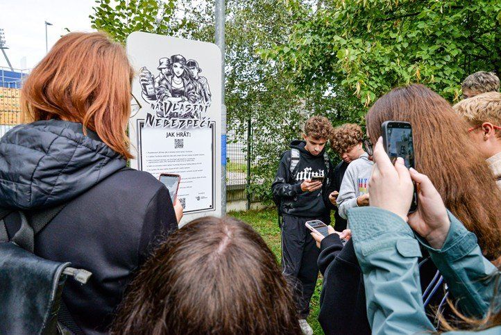 Plzeň má novou metodiku ke stezce Na vlastní nebezpečí. Školám pomůže mluvit s teenagery o rizicích