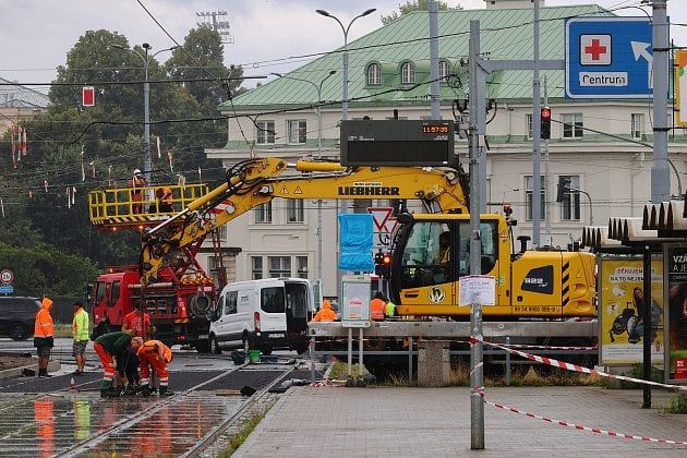 Plzeň pod nadvládou bagrů - U Jána finišují, jinde začínají nové rozkopávky