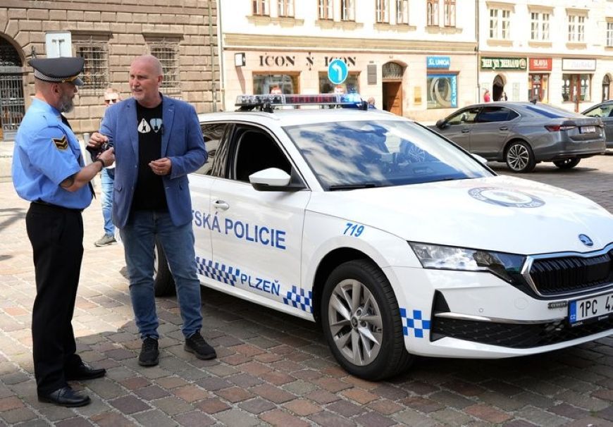 Plzeň pořídila pro městskou policii Octavii s kamerovým systémem. Auto posílí dohled u škol a přechodů